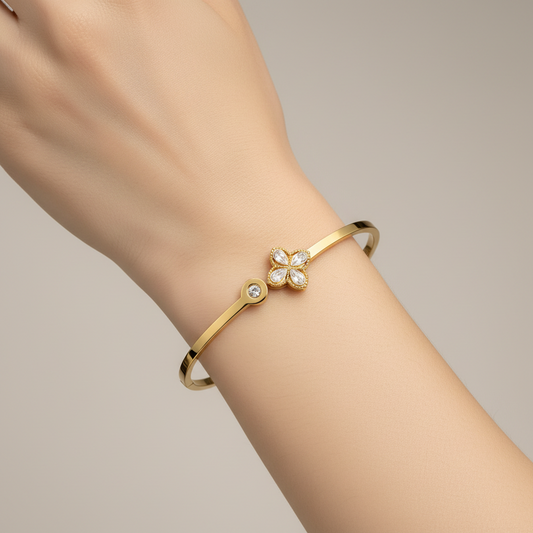 Daisy Kiss – Floral Bracelet Bangle