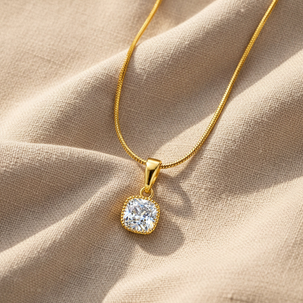 Lolita – Solitaire Pendant Necklace