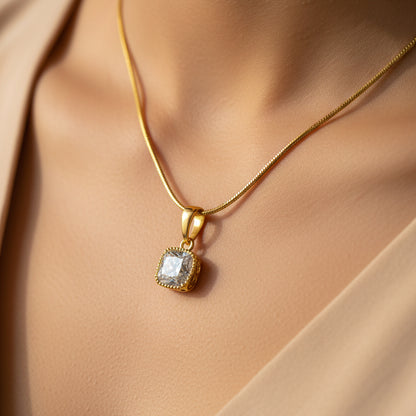 Lolita – Solitaire Pendant Necklace