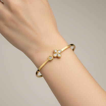 Daisy Kiss – Floral Bracelet Bangle