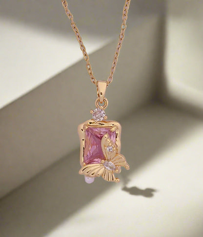 Elara Pendant Necklace