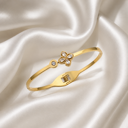 Daisy Kiss – Floral Bracelet Bangle