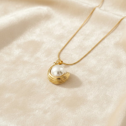 Nila Pendant Necklace