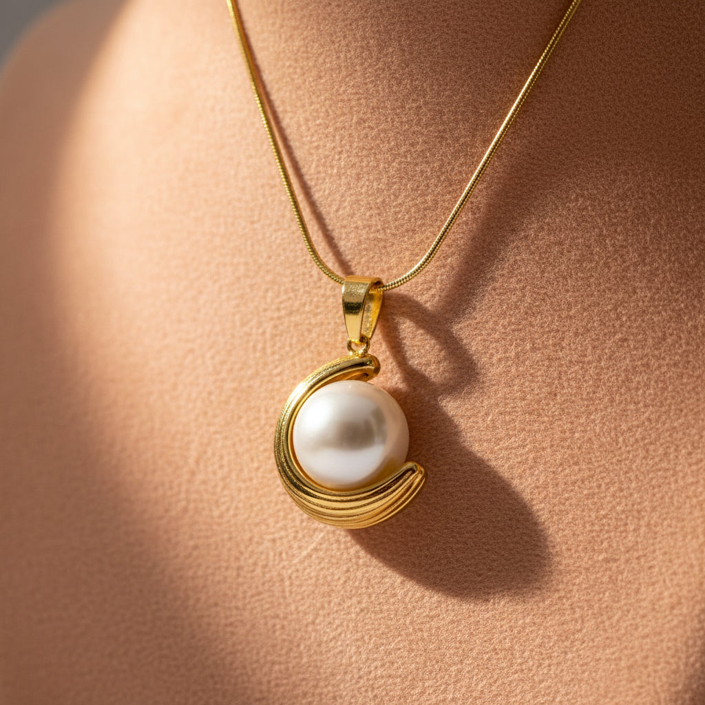Nila Pendant Necklace